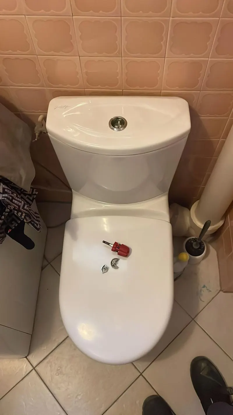 Remplacement du mécanisme de chasse d'eau dans le réservoir d'un WC
